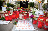 Stilles Trauern und alltägliches Gedenken, ob am Alexanderplatz zur aktuellen Gewalttat... ...