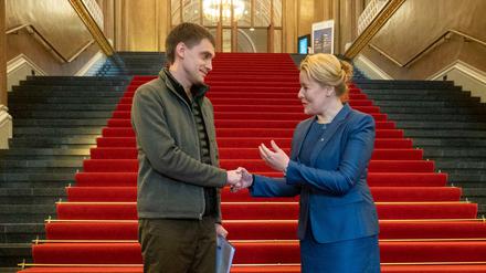 Berlins Regierende Bürgermeisterin Franziska Giffey und ihr Amtskollege aus der ukrainischen Stadt Melitopol, Iwan Fedorow, im Roten Rathaus.