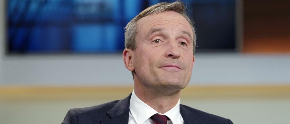 Thomas Geisel (SPD) sitzt als Gast in einem Fernsehstudio im Jahr 2018. 