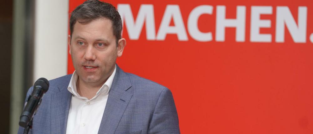 Der Bundesvorsitzende der SPD Klingbeil spricht zu Beginn einer Klausur des SPD-Parteivorstandes im Willy-Brandt-Haus.