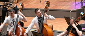 Musik ist Identität. Die Kontrabassisten haben beim Konzert in der Berliner Philharmonie Fähnchen an ihre Instrumente gesteckt. 