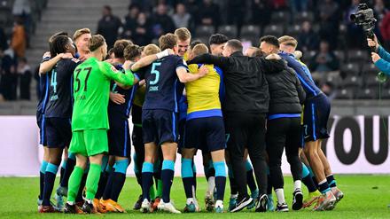 Runde Sache. Für Herthas Spieler könnte es am Samstag was Großes zu feiern geben: den Klassenerhalt.