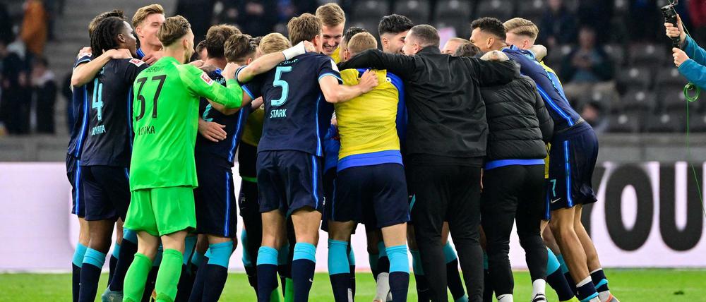 Runde Sache. Für Herthas Spieler könnte es am Samstag was Großes zu feiern geben: den Klassenerhalt.