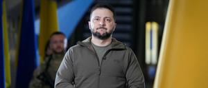 Wolodymyr Selenskyj kommt zu einer Pressekonferenz in einer zentralen U-Bahn-Station der Hauptstadt Kiew.