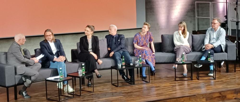 Die sechs Neuen. Volker Wiebrecht im Gespräch mit Till Fellrath, Dagmar Hirschfelder, Klaus Biesenbach, Rebecca Wolf, Tina Brüderlin und Achim Bonte (von lks.).