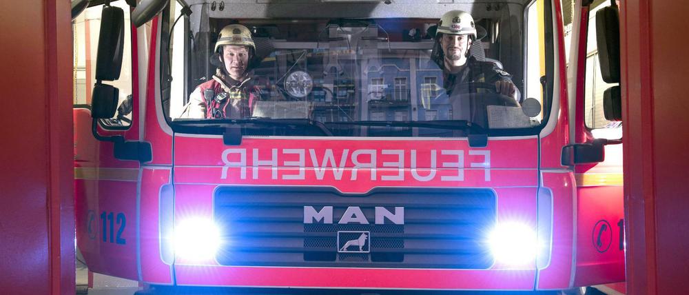 Löschfahrzeug der Feuerwehr im Einsatz. (Symbolbild)