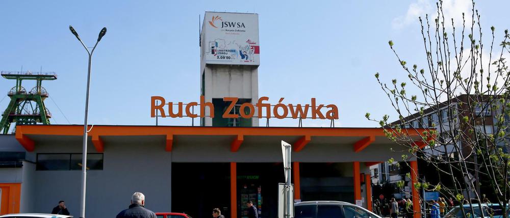 Nach einer Erschütterung in einem südpolnischen Kohlebergwerk hat die Suche nach zehn vermissten Bergleuten begonnen.