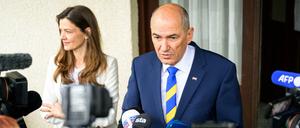 Der amtierende Premie Janez Jansa tritt nach dem Wahlgang vor die Reporter.