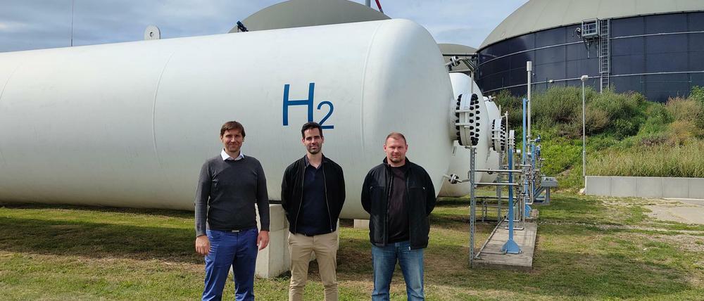 Regionale Pioniere: Schon seit Jahren erzeugt der Versorger Enertrag in seinem Hybridkraftwerk in Prenzlau Wasserstoff. Das Foto zeigt Projektleiter Peter Agoston, Referent Matthias Philippi und Anlagenleiter Nico Vollack.