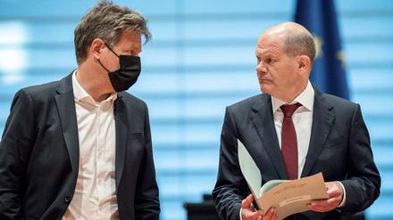 Bundeskanzler Olaf Scholz und Wirtschaftsminister Robert Habeck beraten bei einer Kabinettssitzung in Berlin. 