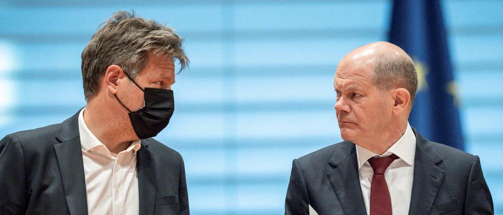 Bundeskanzler Olaf Scholz und Wirtschaftsminister Robert Habeck beraten bei einer Kabinettssitzung in Berlin.