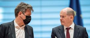 Bundeskanzler Olaf Scholz und Wirtschaftsminister Robert Habeck beraten bei einer Kabinettssitzung in Berlin. 
