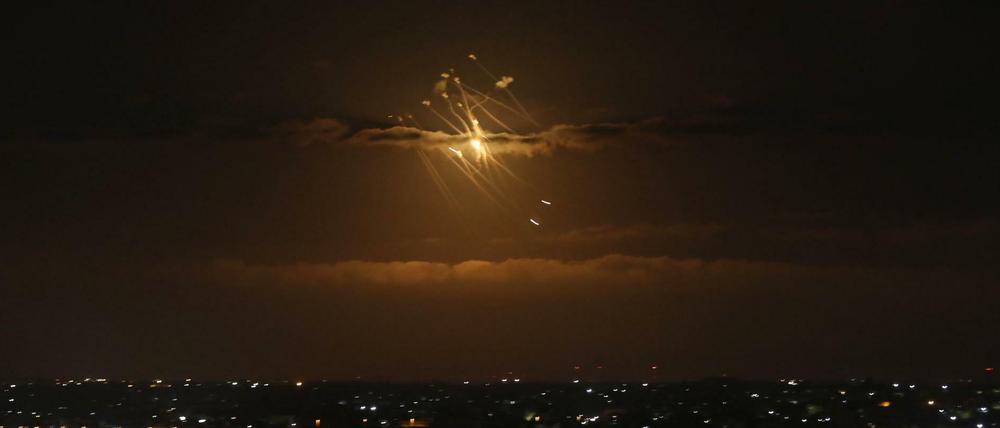 Das israelische Raketenabwehrsystem Iron Dome fängt Raketen ab, die aus dem Gazastreifen in Richtung Israel abgefeuert werden. (Archivbild)