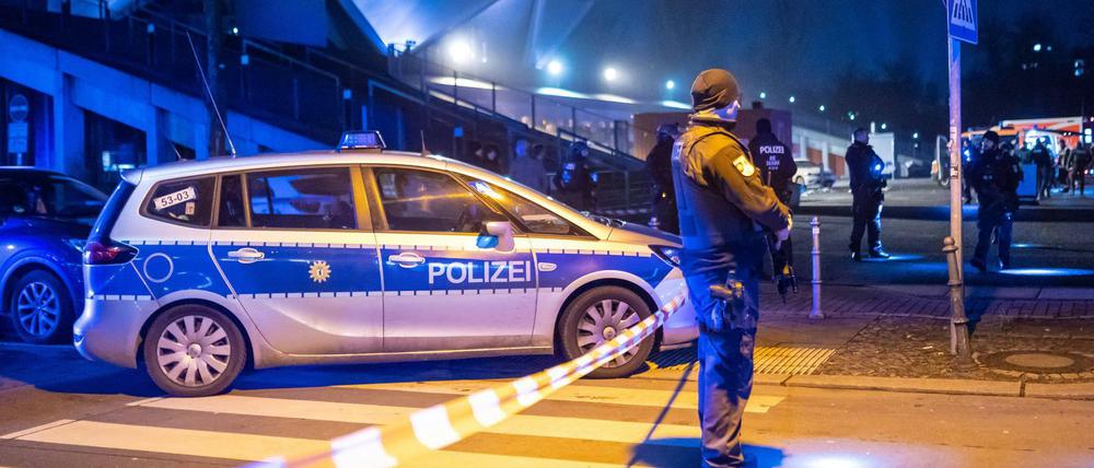 Der 39-Jährige wurde in der Nacht zu Samstag von Polizeibeamten festgenommen und in ein Krankehaus gebracht (Symbolbild).