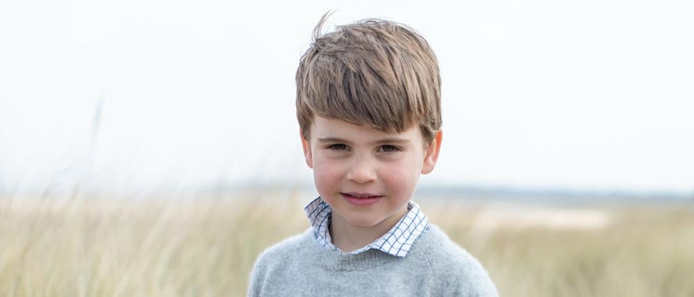 Auf einem vom Kensington Palast zur Verfügung gestellten Bild ist Prinz Louis am Strand zu sehen. 