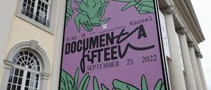 Am Museum Fridericianum in Kassel wird die Documenta freudig angekündigt.