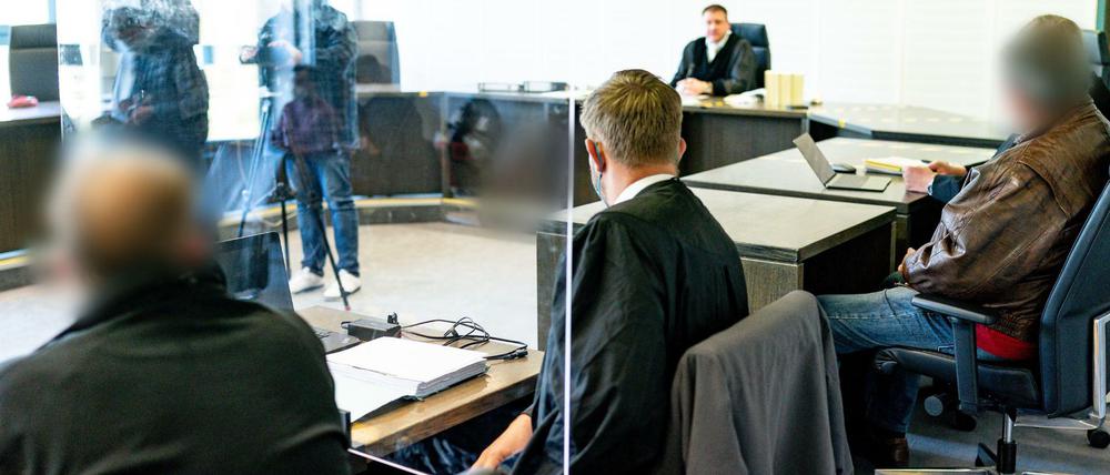 Die Angeklagten (l und r) im Prozess wegen fahrlässiger Tötung in der Verhandlung.