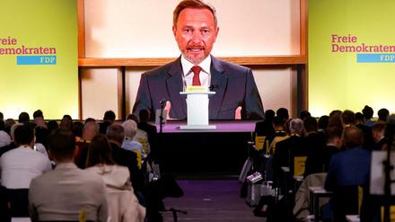 FDP-Parteichef Christian Lindner ist beim Parteitag in Berlin digital aus Washington zugeschaltet.