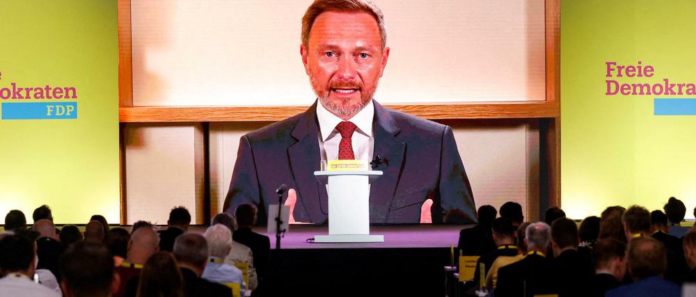 FDP-Parteichef Christian Lindner ist beim Parteitag in Berlin digital aus Washington zugeschaltet.