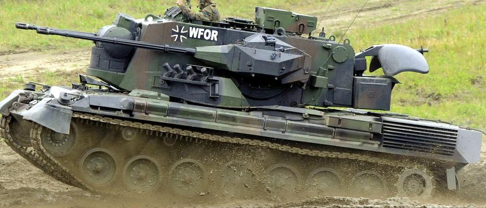 Ein Flakpanzer vom Typ Gepard fährt auf dem Truppenübungsplatz in Munster während einer Lehrübung über das Gelände.