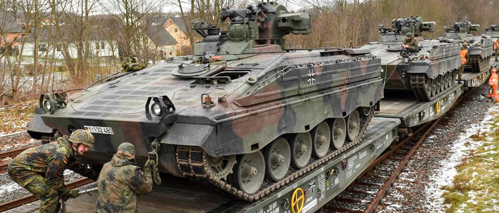 Wenn die Soldaten im sächsischen Marienberg verlegt werden, verladen sie ihre Schützenpanzer vom Typ Marder auf Güterzüge.