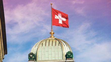 Die Schweiz bezeichnet ihre Neutralität als dauernd und bewaffnet. In einer Umfrage 2019 sagten 96 Prozent, das solle beibehalten werden. 