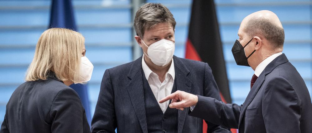 Innenministerin Faeser im Gespräch mit Wirtschafts- und Klimaschutzminister Habeck sowie mit Kanzler Scholz.