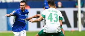Schalke (li. Darko Churlinov) ist Zweiter, Werder (hier Eren Dinkci) Erster. 
