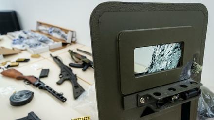 Schwer bewaffnet. Der Reichsbürger, der vergangene Woche in Boxberg auf die Polizei schoss, hortete Waffen. Auf dem Bild auch ein Schutzschild der Polizei, das bei dem Einsatz beschädigt wurde.