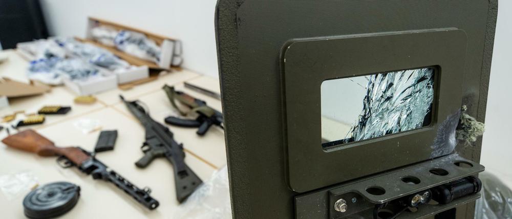 Schwer bewaffnet. Der Reichsbürger, der vergangene Woche in Boxberg auf die Polizei schoss, hortete Waffen. Auf dem Bild auch ein Schutzschild der Polizei, das bei dem Einsatz beschädigt wurde.