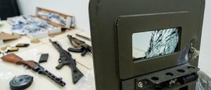 Schwer bewaffnet. Der Reichsbürger, der vergangene Woche in Boxberg auf die Polizei schoss, hortete Waffen. Auf dem Bild auch ein Schutzschild der Polizei, das bei dem Einsatz beschädigt wurde.