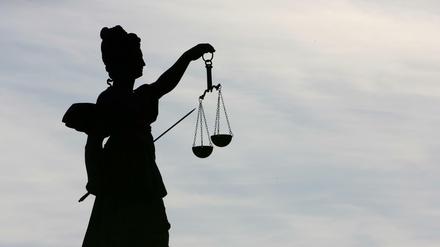 Eine Strafe von fünfeinhalb Jahren Haft wegen Computerbetrugs hat das Berliner Landgericht am Mittwoch gegen den 26-Jährigen verhängt. 