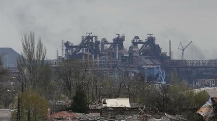 Russische Truppen haben die Angriffe auf das Stahlwerk Azovstal in der Hafenstadt Mariupol nach ukrainischen Angaben wieder aufgenommen.