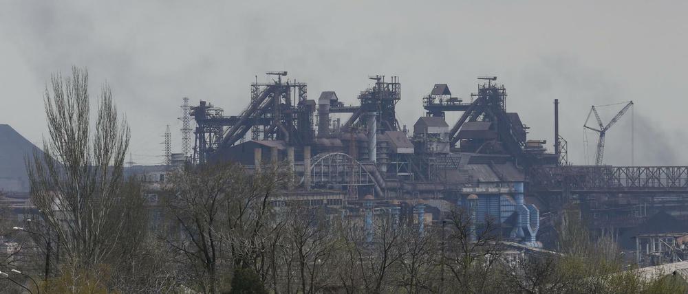 Russische Truppen haben die Angriffe auf das Stahlwerk Azovstal in der Hafenstadt Mariupol nach ukrainischen Angaben wieder aufgenommen.