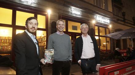 Autoren Jörg Bremer, Henning Kreitel und Arthur-Iren Martini vor dem Cafe Tasso in Berlin.