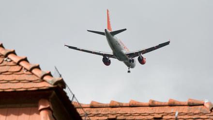 Wieder lauter. Laut BER-Urteil des Bundesverwaltungsgerichtes muss der  Fluglärm am BER vom Abend hin zur Nacht zwingend abnehmen. Doch ab 22 Uhr wird es laut.