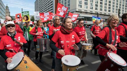 Trommler nehmen am Demonstrationszug der Gewerkschaften am 1. Mai teil.