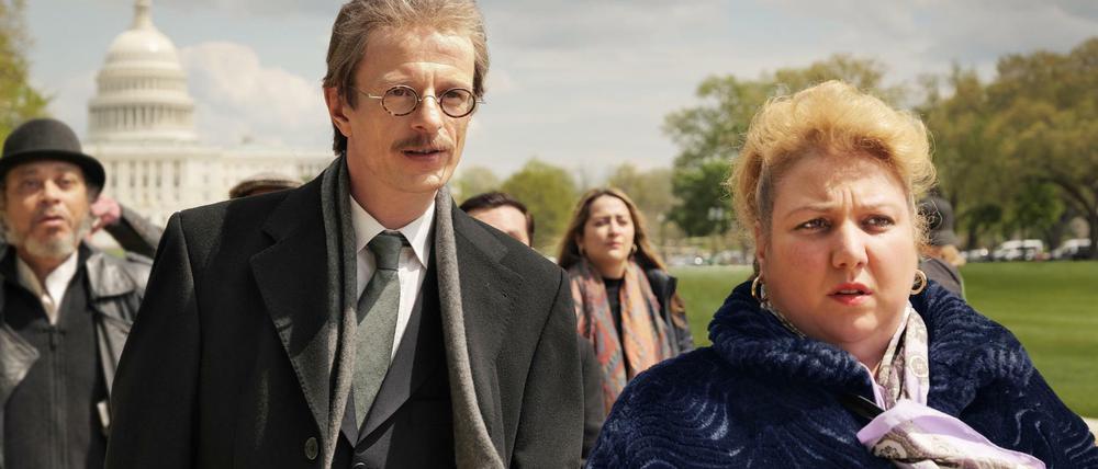 Bernhard Docke (Alexander Scheer) und Rabiye Kurnaz (Meltem Kaptan) auf dem Weg zum Supreme Court in Washington.