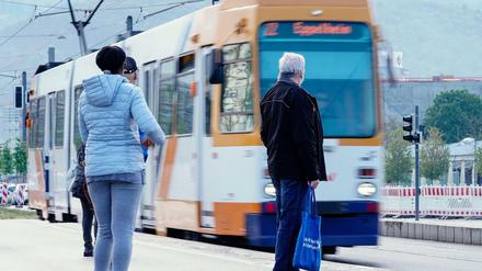 Wird es auf dem Wartesteig ab Juni überall voller sein? Straßenbahnkundschaft in Heidelberg. 