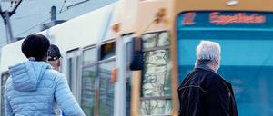 Wird es auf dem Wartesteig ab Juni überall voller sein? Straßenbahnkundschaft in Heidelberg. 