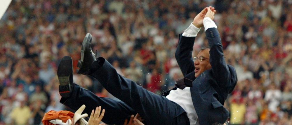 Vom Abstiegskampf in die Champions League. 2003 wird Felix Magath mit dem VfB Stuttgart Vizemeister und anschließend von seinen Spielern auf Händen getragen.