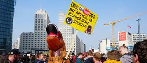 Zurück in die Steinzeit? In Berlin und anderen Orten Deutschlands demonstrierten 2019 Zehntausende gegen die EU-Urheberrechtsreform.