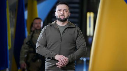 Der ukrainische Präsident Wolodymyr Selenskyj war offenbar bereits am ersten Kriegstag in Gefahr.