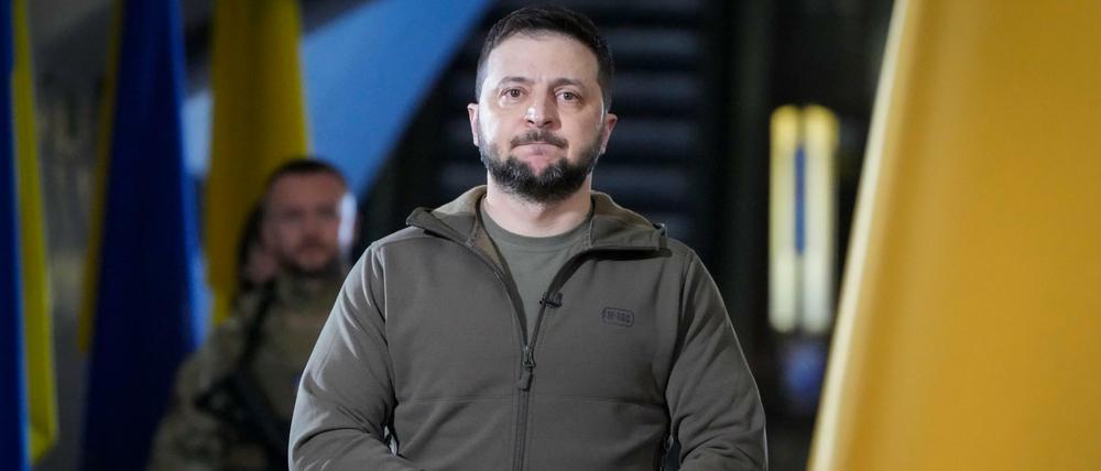 Der ukrainische Präsident Wolodymyr Selenskyj war offenbar bereits am ersten Kriegstag in Gefahr.
