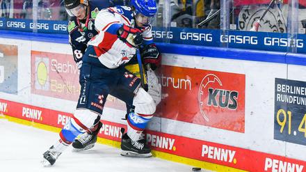 Jonas Müller (hinten) und die Eisbären wollen in Mannheim (im Bild: Tim Wohlgemuth) besser in die Zweikämpfe kommen.