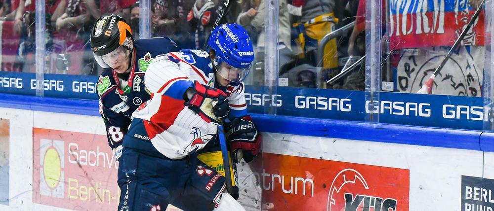 Jonas Müller (hinten) und die Eisbären wollen in Mannheim (im Bild: Tim Wohlgemuth) besser in die Zweikämpfe kommen.