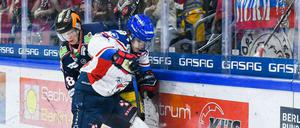 Jonas Müller (hinten) und die Eisbären wollen in Mannheim (im Bild: Tim Wohlgemuth) besser in die Zweikämpfe kommen.