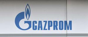 Das Logo des Gazprom-Konzerns ist auf einem Plakat in Deutschland zu sehen. 