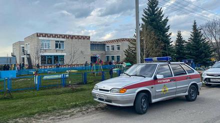 Ein Polizeiauto vor dem Kindergarten, in dem ein Mann um sich schoss.