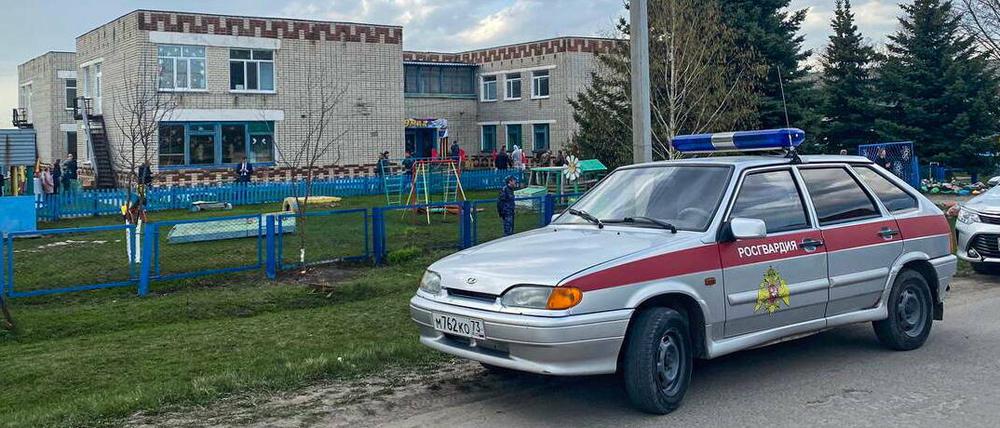 Ein Polizeiauto vor dem Kindergarten, in dem ein Mann um sich schoss.